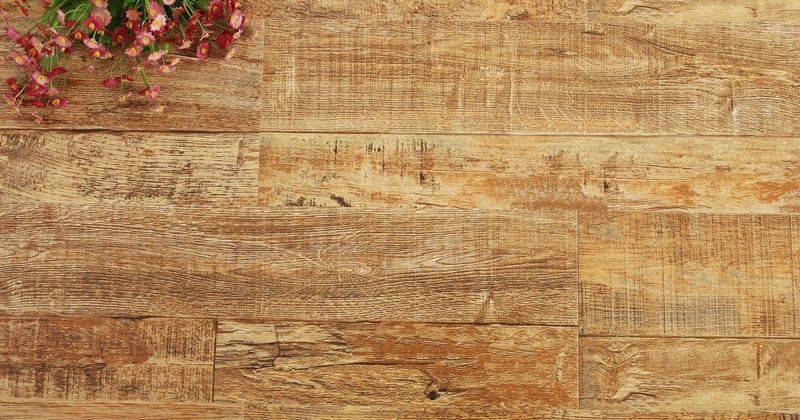 Comment poser un parquet massif sur dalle béton sans se tromper