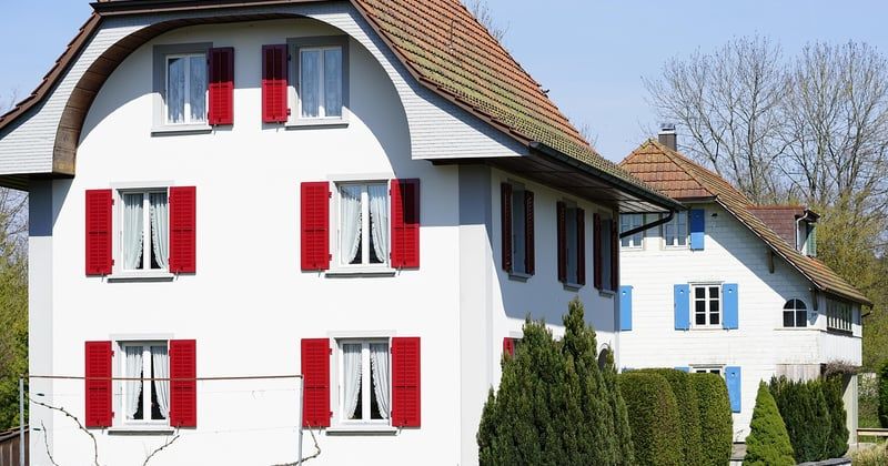 Comment poser un bardage bois sur façade en pierre sans tout casser