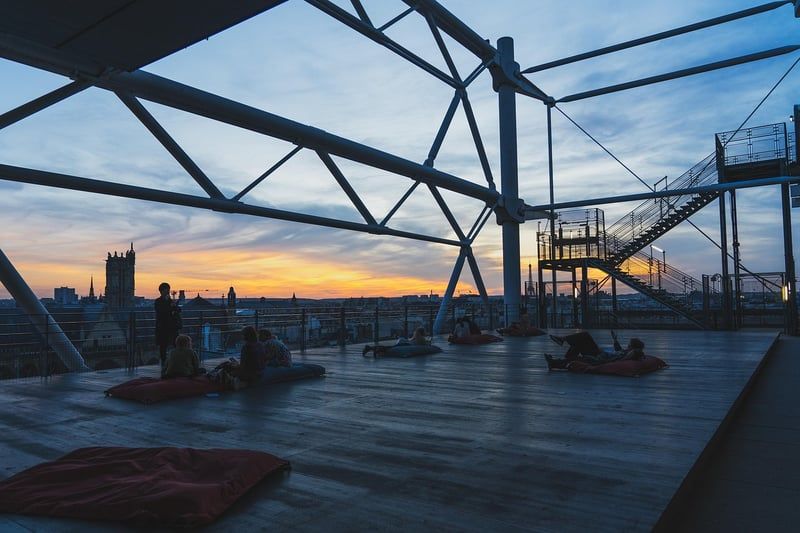 Comment fixer un store banne sur une terrasse en bois sans se tromper
